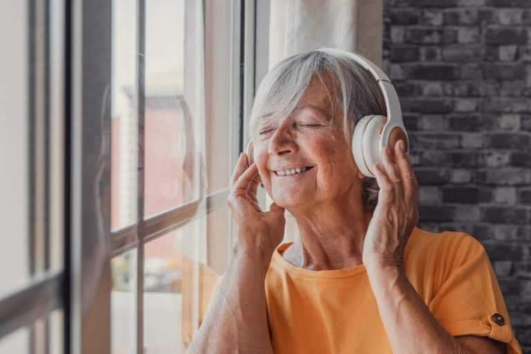 MIT Scientists Use 40Hz Light and Sound to Trigger Brain Activity Linked to Clearing Alzheimer’s Plaques