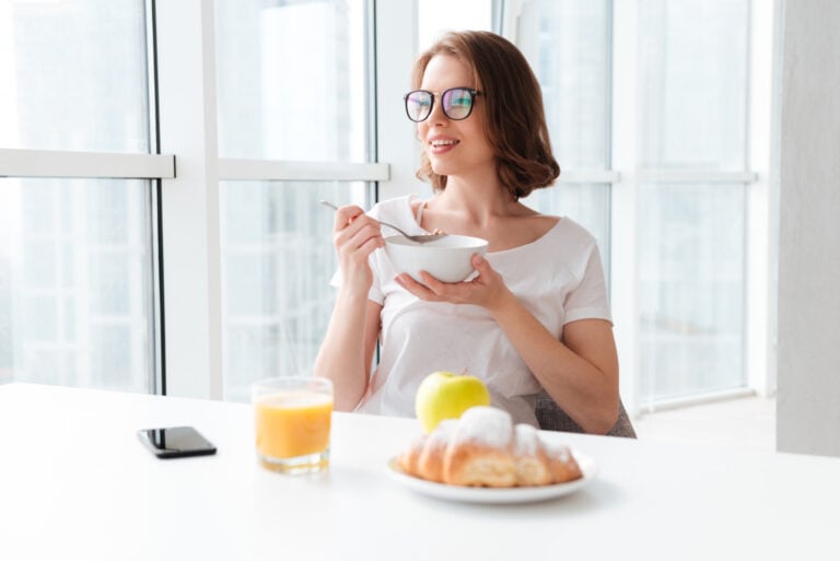 Should You Eat Breakfast Earlier? What New Research Says About Meal Timing and Lifespan