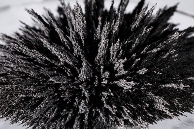 New Magnetic Powder Removes 95% of Microplastics and PFAS from Drinking Water